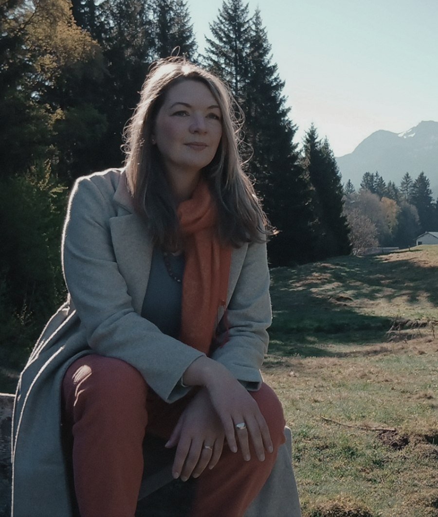 Johanna Petzold in einer Berglandschaft mit Wald.